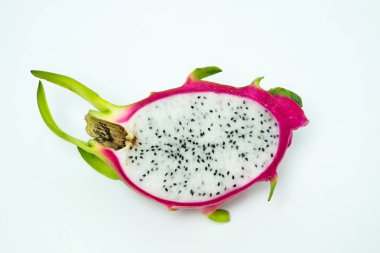 Dragon meyve pembe yeşil sapı dilim beyaz arka plan üzerinde kabuğu