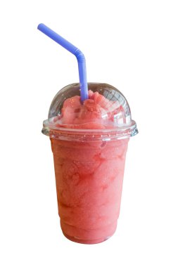 Beyaz arka plan üzerinde plastik bardak çilek güler yüzlü frappe