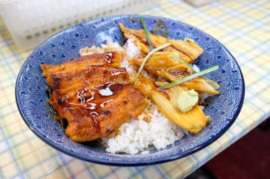 Pirinç kase çiğ ton balığı ile ızgara yılan balığı Kabayaki