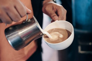 Barista dökülen süt kalp yapma kahve Kupası