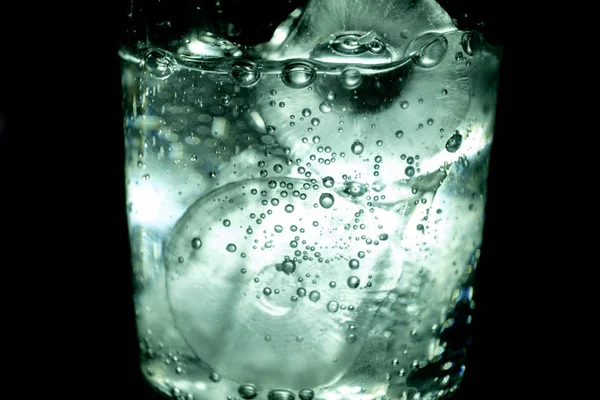 Kristal cam maden suyu zarif buz küpleri — Stok fotoğraf