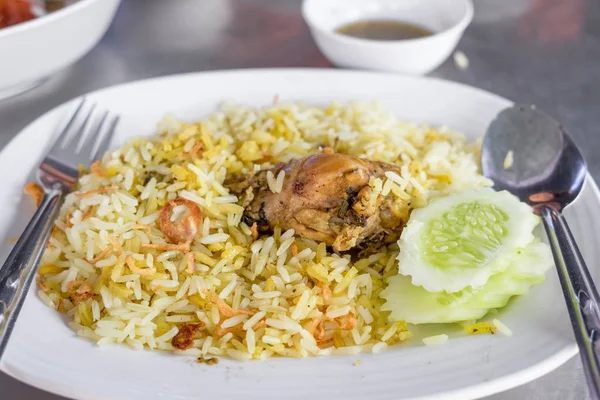 Ρύζι με κάρυ κοτόπουλο κατσαρόλας με χορταρικά — Φωτογραφία Αρχείου