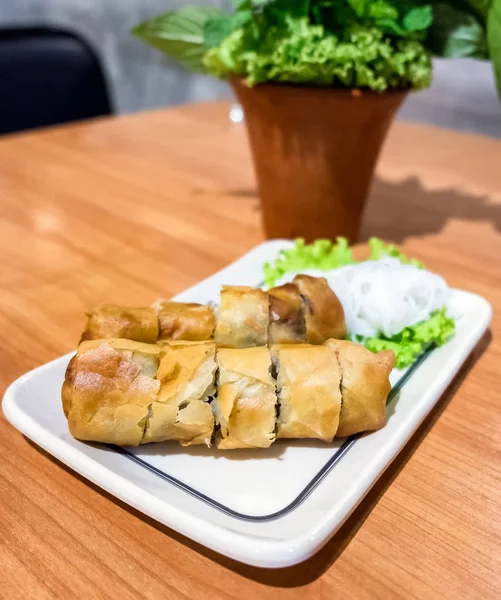 Rolo de primavera frito com vegetais — Fotografia de Stock