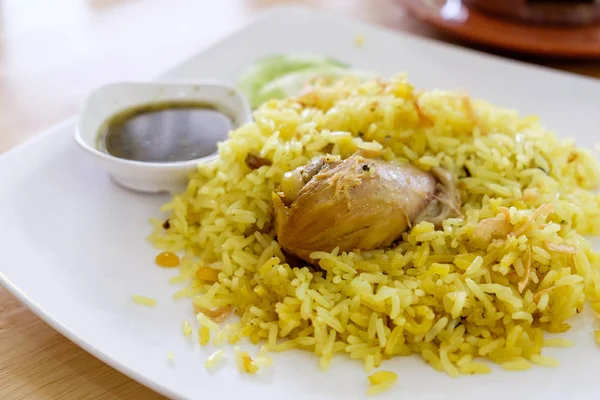 Arroz com frango curried biryani com molho — Fotografia de Stock