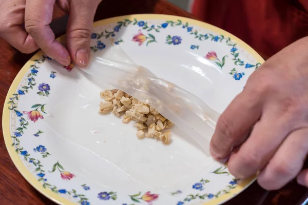 Enveloppement de riz aux nouilles avec tofu en tranches frites — Photo