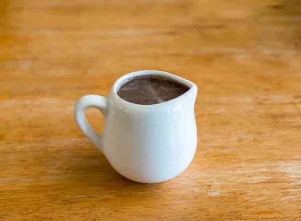 セラミックのカップで飲むホット チョコレート ココア — ストック写真