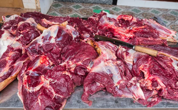 Carne de cão fatiada comida local — Fotografia de Stock