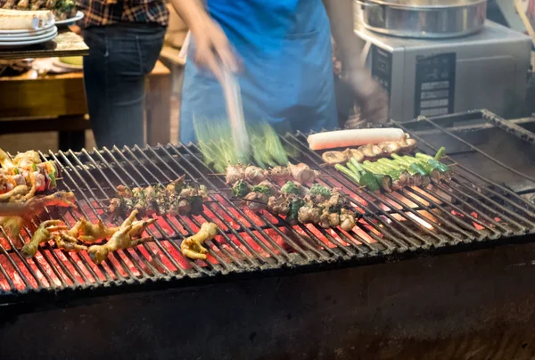 Carne de cerdo a la parrilla con pollo comida callejera —  Fotos de Stock