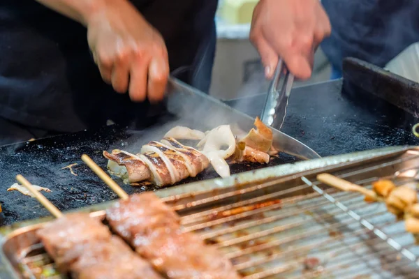 Hand kochen mit Messer Tintenfischscheiben schneiden — Stockfoto