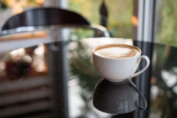 Reflexion der Kaffeetasse auf dem Glastisch — Stockfoto