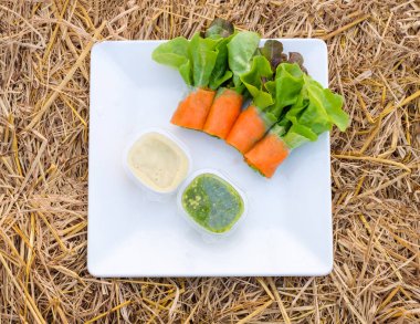 Salata rulo yeşil ve kırmızı meşe tobiko uçan doldurma ile organik 