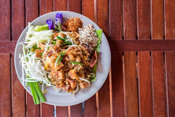 Almofada tailandesa de macarrão frito com carne e vegetais, tradição — Fotografia de Stock