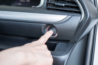Başlangıç motoru araba kontrol panelinden basarak parmak