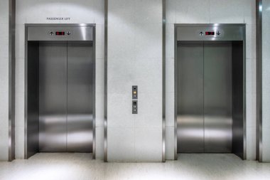 Yolcu lift metalik Asansör iki kapısı kapalı