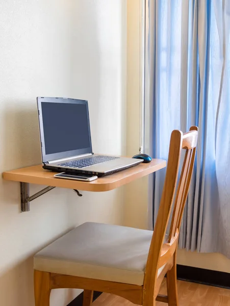 Cuaderno con smartphone sobre mesa flotador de madera —  Fotos de Stock