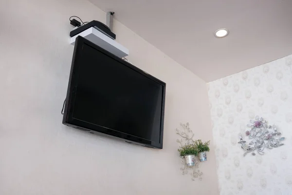 Flat screen tv lcd op muur met bloem decor — Stockfoto