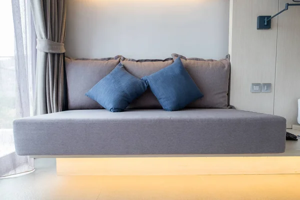 Καφέ καναπέ με μπλε μαξιλάρια στο υπνοδωμάτιο — Φωτογραφία Αρχείου