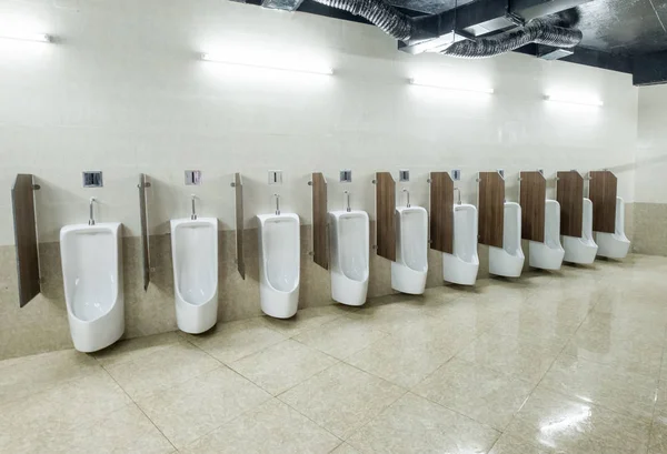 Urinals cerâmica branca luxo moderno com sistema de auto limpo — Fotografia de Stock