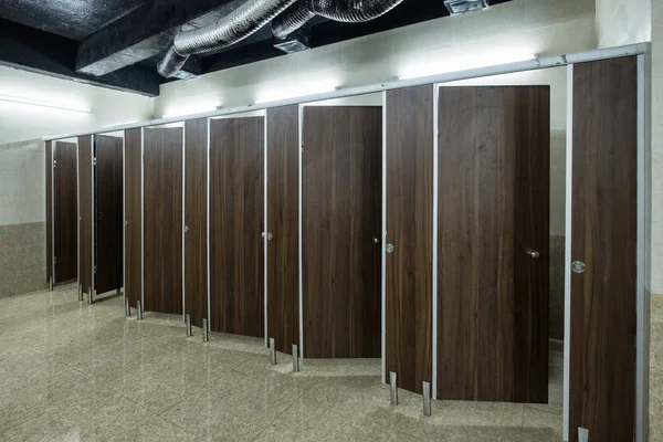 Offentlig toalett dekorativa trä innerdörrar — Stockfoto