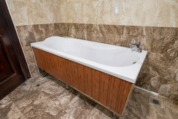 浴缸白色陶瓷和木材纹理内部豪华 — 图库照片