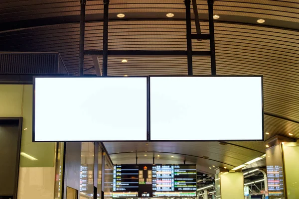 Cartelera grande en blanco que cuelga de la estación —  Fotos de Stock