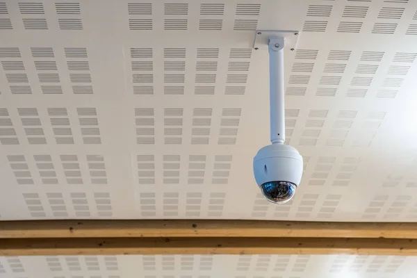 Övervakning kamera (Cctv) cirkel formen hänga på taket — Stockfoto