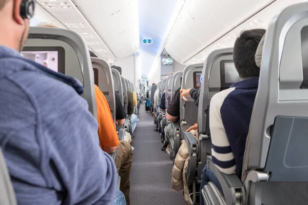 Passageiros não identificados sentados em assentos no avião — Fotografia de Stock