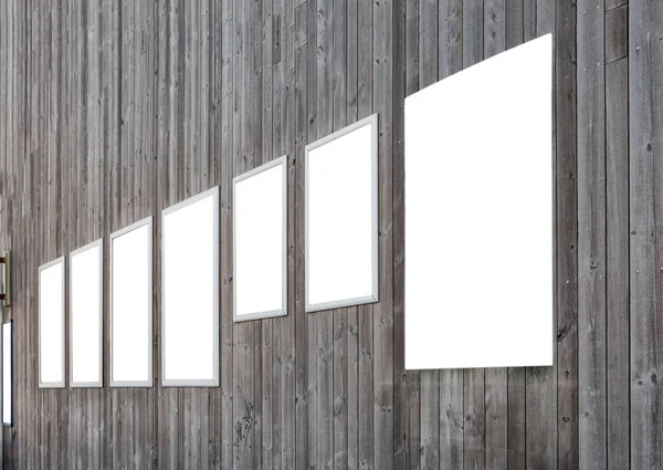 暗い木製の壁の背景に白の空白の広告看板 — ストック写真