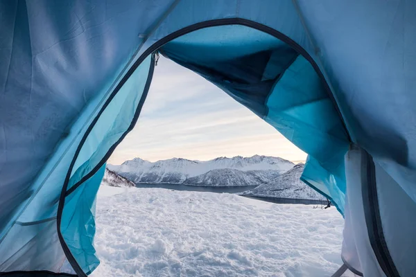 Avkopplande inuti tält camping öppning med snötäckta berg — Stockfoto