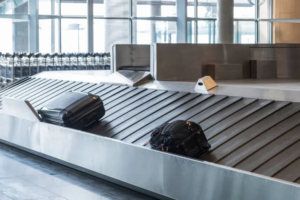 Passagiergepäck rutscht an der Gepäckausgabe auf die Schiene — Stockfoto