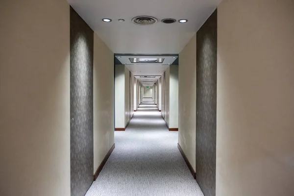 Empty corridor with closed rows door with lighting decoration — Stock Photo, Image