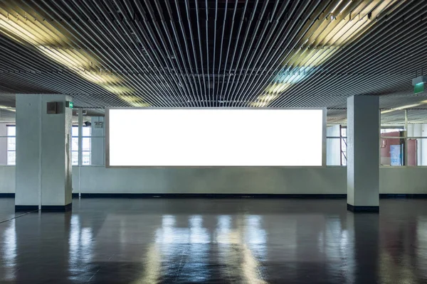 Cartelera grande en pasillo de diseño metálico con victoria transparente —  Fotos de Stock