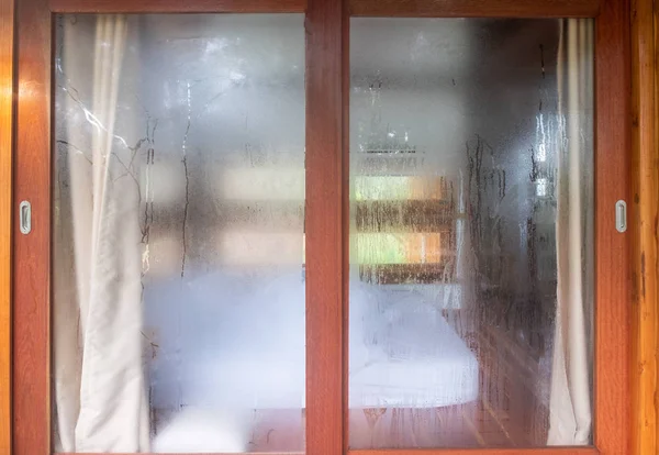 Porte extérieure en bois avec vapeur sur verre de chambre à coucher — Photo