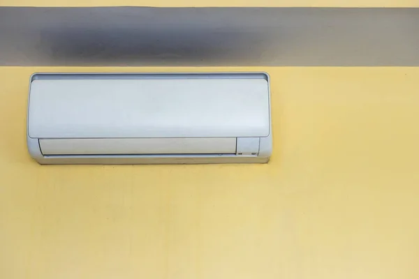 Geschlossene Klimaanlage an der Wand installieren — Stockfoto