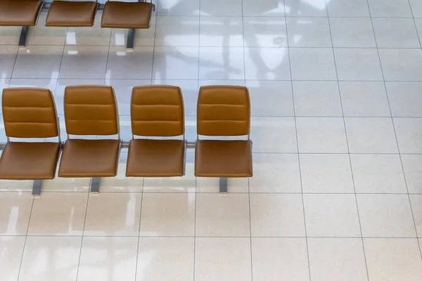 Über den Reihen leerer Stuhl im Terminal Gate — Stockfoto