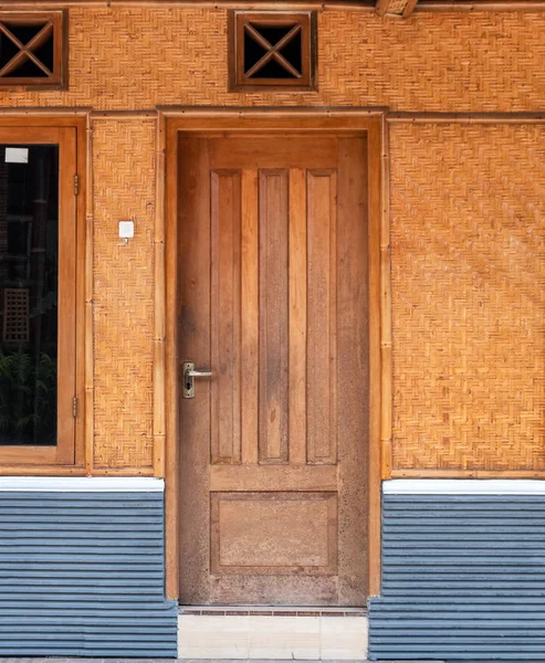 竹製織付き木製ドア — ストック写真