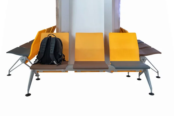 Mochila bolsa puesta en sillas naranja en el aeropuerto —  Fotos de Stock