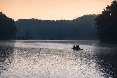 Sis rezervuar üzerinde rafting turist ahşap