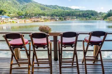 Bakış açısı eski kabile köyü ile yasak rak gölde sandalyeye th