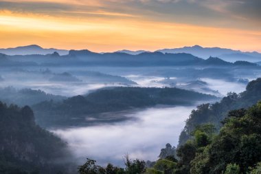 Bakış açısı sis Dağı şafakta renkli