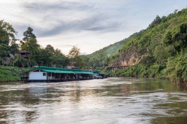 Eski ahşap demiryolu ile kwai Nehri üzerinde yüzen evi
