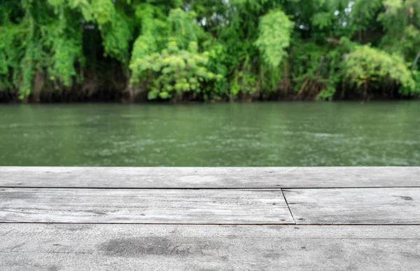 Tablón de madera gris en la selva verde borrosa — Foto de Stock