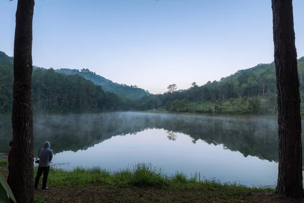 Mirador reflejo nebuloso embalse al amanecer — Foto de Stock