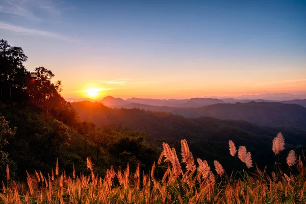 Paisaje de hermosa puesta de sol en la montaña — Foto de Stock