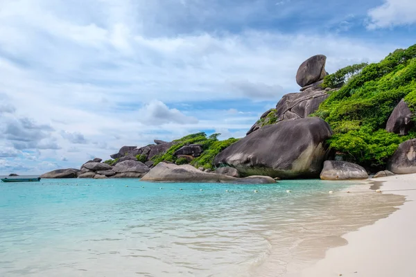 Bahía Similan vela isla de roca en andaman mar — Foto de Stock