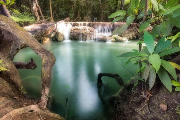 Cascada de Erawan en la selva tropical — Foto de Stock
