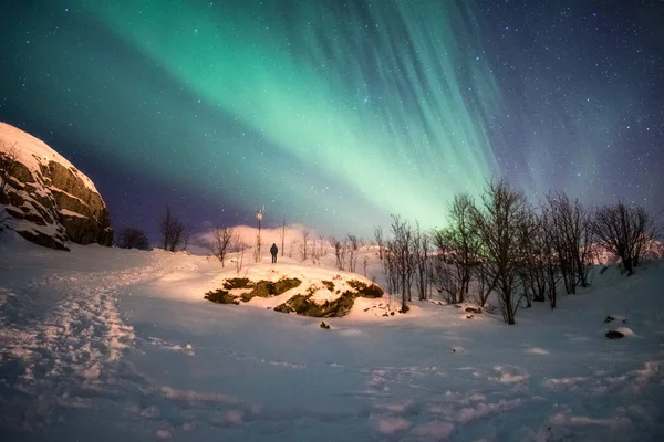 Landskap med snötäckta berg med aurora borealis explosion — Stockfoto