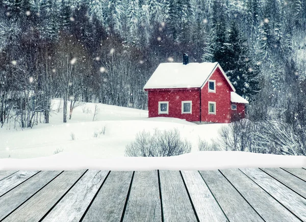 Grigio di legno con casa rossa in neve in inverno — Foto Stock