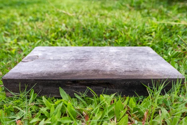 Puste drewniane deska na trawie — Zdjęcie stockowe