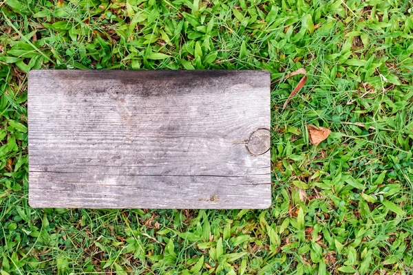 Tablero de madera vacío sobre hierba — Foto de Stock